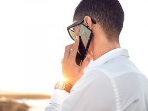 Menyalakan Speaker Saat Telepon tapi HP-nya Kok Ditempelkan di Telinga?
