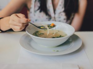 Makan Soto, tapi Nasinya Dipisah: Manner dari Mana, sih?