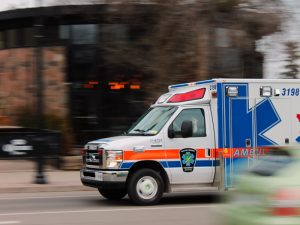 Kebiasaan Pengendara di Indonesia Ketika Ambulans Lewat: Bukannya Minggir, Malah Tutupin Jalan!