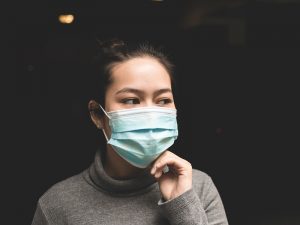 5 Kesalahan Memakai Masker Kain yang Pasti Pernah Kamu Lakukan