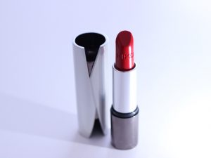 Vandalisme Jari Bekas Lipstik di Tembok Musala