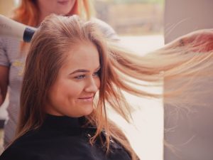 Relasi Paling Masuk Akal Antara Putus Cinta dan Potong Rambut