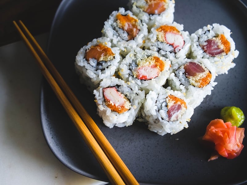 Tidak Cuma Cara Makan Soto, Cara Makan Sushi Juga Perlu Diperdebatkan!