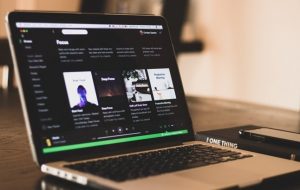 Apa Beli Akun Spotify Premium dan Netflix Lewat Olshop itu Pembajakan?