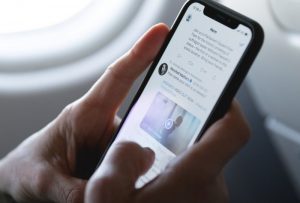 Kenapa Becandaan di Twitter Nggak Laku di Facebook?