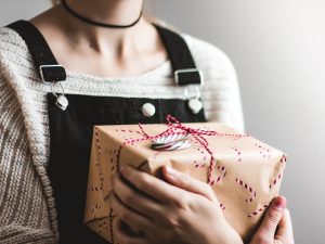 Galau Ngasih Hadiah ke Teman yang Sidang Skripsinya Barengan