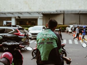 Mencoba Mengungkap Misteri di Balik Helm Nyebelin Ojek Online