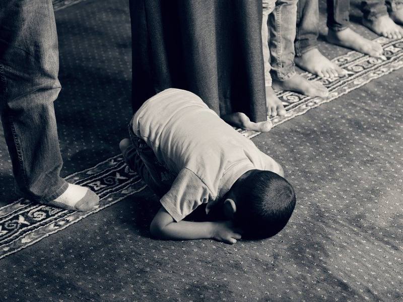 doa anak yatim diijabah menyantuni mengasihi merawat anak yatim kewajiban muslim mojok.co