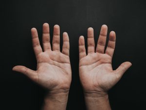 Berlindung di Bawah Statement Tangan Kanan Itu Selalu Lebih Baik