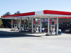 Buat Pengendara Mobil, Jangan Main Serobot Antrean di SPBU, dong!