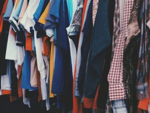 Alasan Saat Kecil Kita Gemar Tiduran di Tumpukan Baju yang Baru Diangkat dari Jemuran