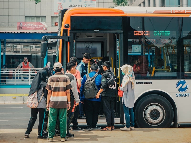 Dilemanya Naik Trans Jakarta: Berdiri Capek, Duduk Merasa Bersalah