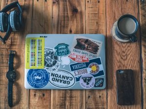 Tipe-tipe Orang Berdasarkan Stiker Laptop Miliknya