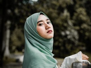 Panduan Milih Bahan Jilbab buat Hijaber yang Suka Kesel Jilbabnya Nggak Rapi-Rapi