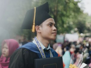 3 Jenis Orang yang Paling Bahagia dengan Adanya Wisuda Online