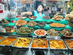 Analisis Rivalitas Warteg VS Rumah Makan Padang dengan Pendekatan Marketing Mix