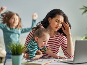 4 Tips WFH yang Sulit Diterapkan Ibu-ibu