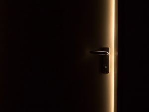 Ketukan Tiga Kali di Pintu saat Bermain Jelangkung Tengah Malam