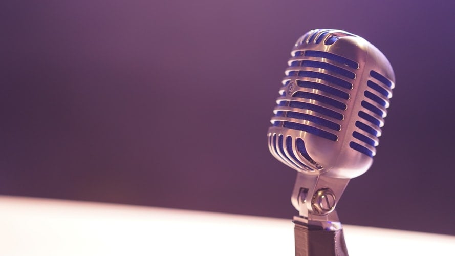 Ngobrol sama Mikrofon Podcast: Artis Pekok Nggak Usah Sok Bikin Podcast!