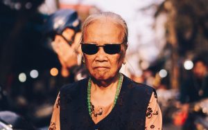 Kata Siapa Nenek-nenek Nggak Bisa Jadi Superhero? Super Neli Buktinya!