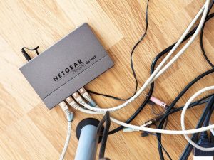 Angkringan Dikasih Wi-Fi Sama Colokan Memang Bikin Rame, tapi Juga Bikin Bete