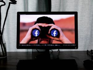 Facebook dan 3 Stigma yang Dilekatkan kepada Anak Muda yang Masih Menggunakannya