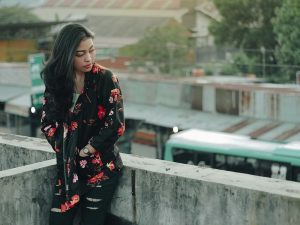 Bukan “Cewek Bandung Cantik-cantik” tapi “Cewek, di Bandung, Cantik-cantik”