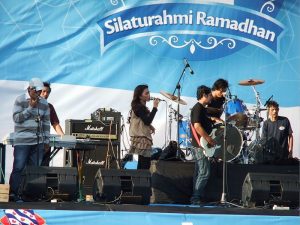 Alasan Sebagian Orang Desa Saya Lebih Nyah-Nyoh Iuran Konser Dangdut ketimbang Infak Masjid