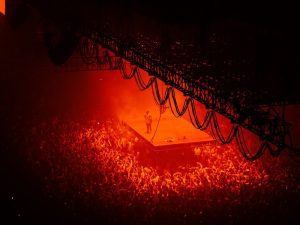 Nonton Konser Musik Metal Tanpa Berdiri dan Moshing? Ya Jelas Aneh, Lah!