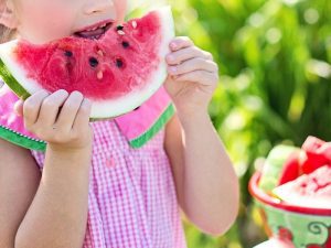 Takut Makan Buah Gara-gara Mitos Biji Buah yang Tertelan Waktu Masih Kecil