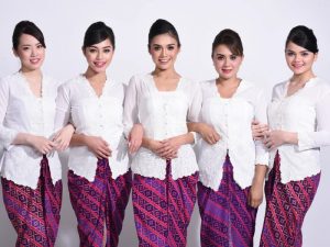 5 Penderitaan Pria yang Punya Pacar Pramugari