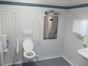 3 Cara Orang Numpang Toilet di Alfamart