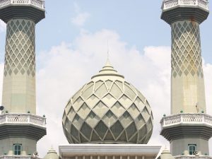 Cara Ibu Saya Menggugat Otoritas Pemuka Agama di Desa Kami