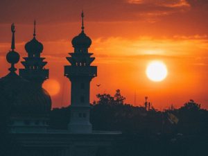 Ustaz Kencing Berdiri, Jemaah Saling Memusuhi