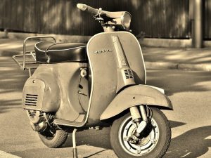Kalau Lagi Dibonceng Vespa, Sebaiknya Cewek Jangan Ngelakuin 5 Hal ini