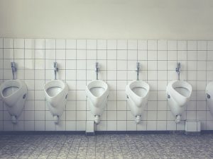 5 Niat Tersembunyi Siswa Ketika Minta Izin ke Toilet