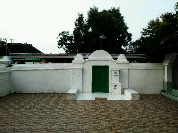 Bangunan penutup makam Sunan Bonang