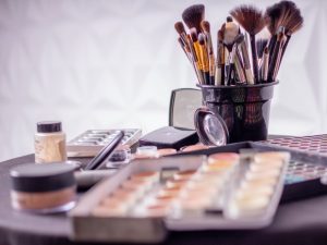 Ketahui 4 Jenis Foundation Make Up dan Fungsinya yang Beda-beda. Biar Glowing Paripurna, Beb