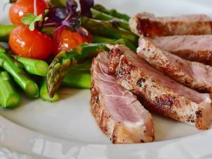 Hal-hal yang Jangan Dilakukan Saat Mengambil Makanan Prasmanan