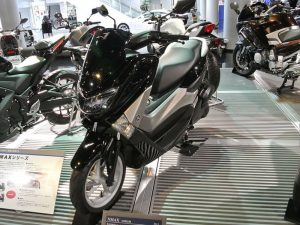 5 Cara Alternatif Menaruh Tutup Tangki Yamaha Nmax Ketika Sedang Mengisi BBM