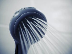Mandi Pakai Gayung vs Mandi Pakai Shower, Mana yang Lebih Unggul?