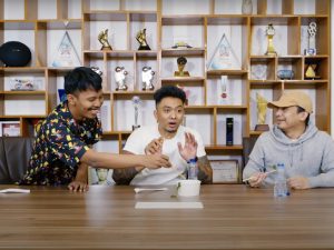 4 Kuliner Absurd yang Pernah Diulas Raditya Dika dalam Acara ‘Perang Makanan’