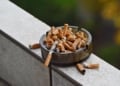 harga rokok naik cukai rokok perokok di kafe buang puntung sembarangan padahal udah ada asbak mojok.co