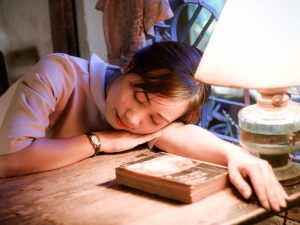Bukan Ngeyelan, Tidur dengan Lampu Menyala Itu Demi Kewarasan
