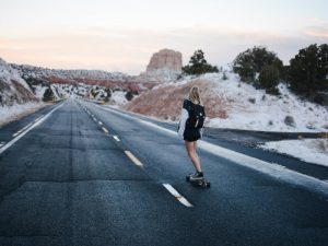 Perbedaan Mendasar Longboard dan Skateboard yang Serupa tapi Tak Sama