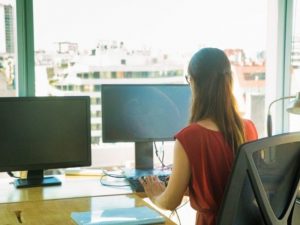 Akan WFH Permanen? Ini Tips Memilih Laptop dan Jangan Lupa Monitor Tambahannya!