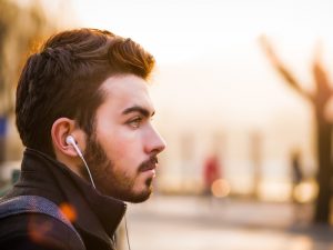 Alasan Kita Masih Dengerin Musik Itu-itu Saja dari Remaja Hingga Kini
