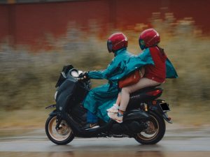 Manusia Terbaik di Dunia Adalah yang Nggak Copot Jas Hujan Pas Mulai Terang