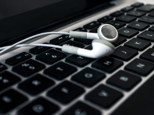 Beberapa Hal Ngeselin yang Sering Terjadi pada Headset Kita