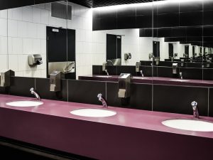 3 Alasan Perempuan Minta Ditemani Kalau ke Toilet